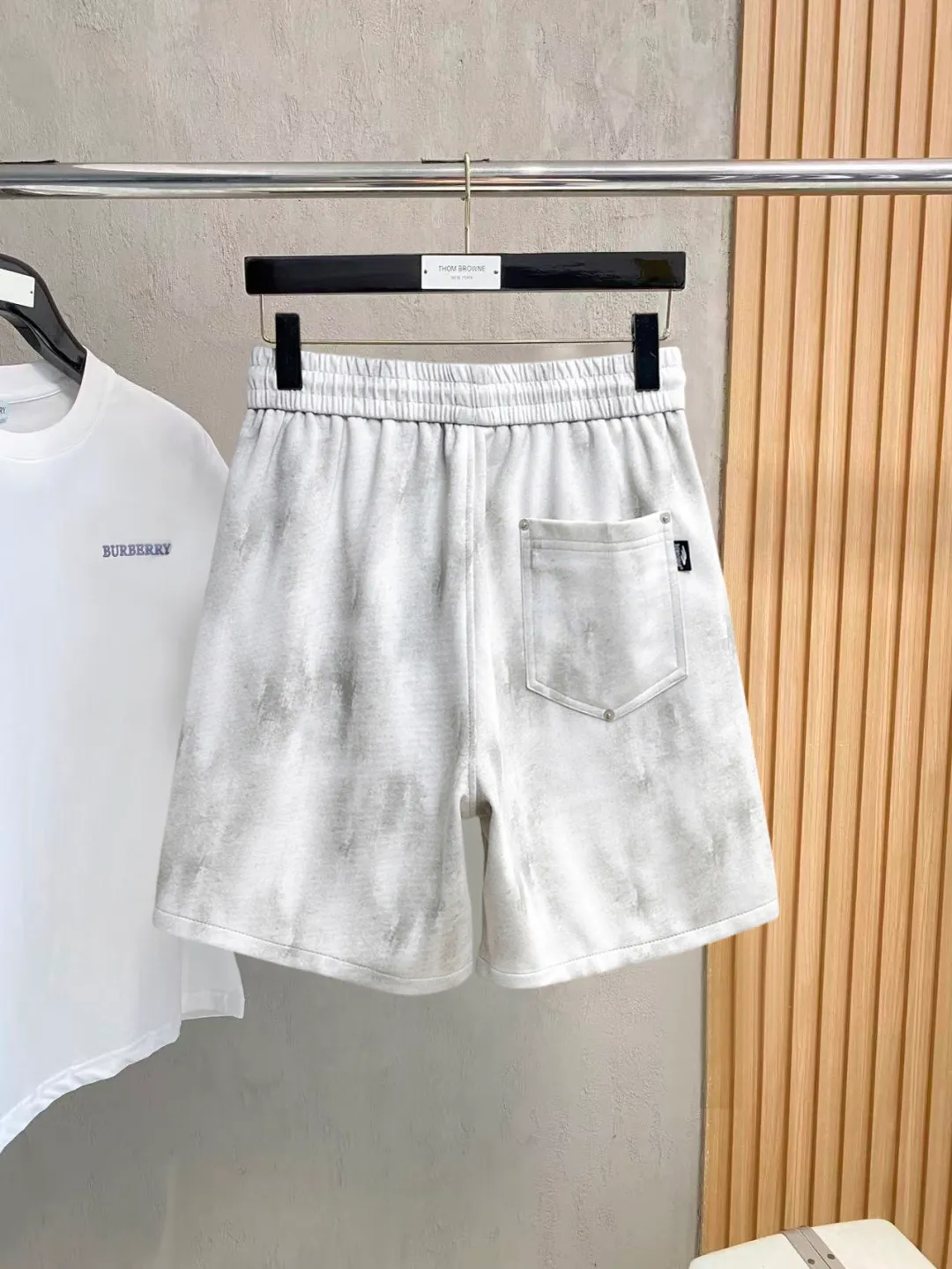Balenciaga's three-standard complete 2026 summer New Arrival men's casual shorts, advanced custom-made Breathable fabric, Breathable fabric, extremely stretchy and comfortable, impeccable details, top-grade accessories, original logo design concept, delicate and soft feel! The upper body fit is awesome! Size: M-XXXL Please state your height and weight when ordering